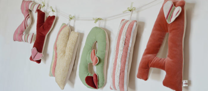 letter_pillow_synthia_side