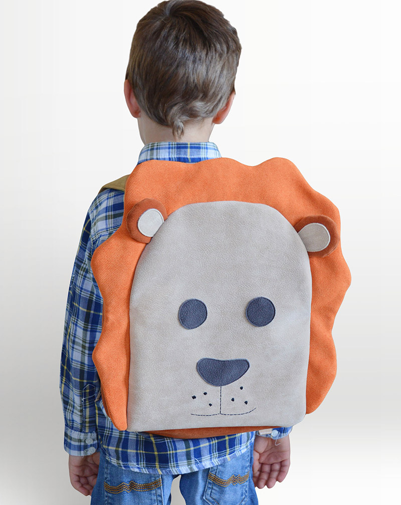 lion backpack thumb